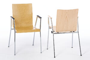 Der Armlehnenstuhl Alaska mit Holzsitzschale